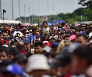 Migrantes hondureños que participan en una caravana con destino a los Estados Unidos, llegan a Guatemala. Foto AFP