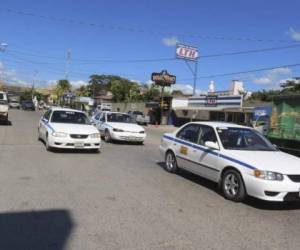 Ante los riesgos que enfrentan los representantes de las asociaciones de taxistas piden mayor presencia policial para contener a los delincuentes que con sus fechorías impiden que muchas personas tengan acceso al transporte.