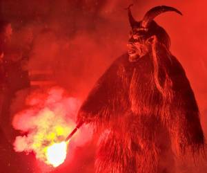 Un siniestro tintineo de cascabeles anuncia en las zonas alpinas de Europa central la llegada de uno de los personajes más terroríficos de la época navideña: el 'Krampus', un monstruo peludo de cuernos curvados y garras gigantescas que acompaña a San Nicolás y, lejos de entregar regalos, es el encargado de asustar a los niños traviesos.