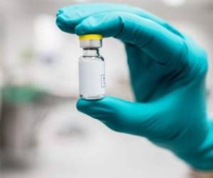 Las dos firmas más avanzadas en los ensayos de vacunas, Moderna y Pfizer, comenzaron sus etapas finales sobre fines de julio y ambas requieren una segunda dosis a los 28 días.