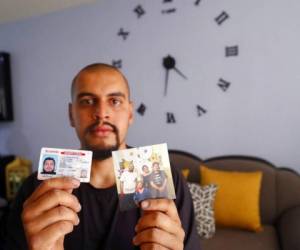 Un mexicano deportado de Estados Unidos el año pasado durante la pandemia, muestra su licencia de conducir de Illinois. “Allí (EEUU) es adonde pertenezco, donde tengo mis amigos, mi familia”, explicó el inmigrante de 25 años. Foto: AP.