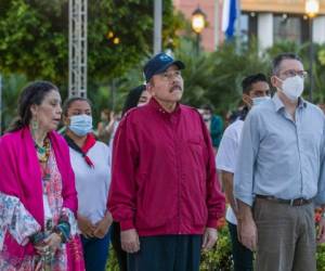 Imagen del folleto difundido por la Presidencia de Nicaragua muestra al presidente de Nicaragua Daniel Ortega, la Vicepresidenta Rosario Murillo y Carlos Fonseca Terán (R) asistiendo a la ceremonia de aniversario del nacimiento del líder sandinista Carlos Fonseca Amador en la Plaza de la Revolución en Managua el 23 de junio de 2021. Foto: Agencia AFP.