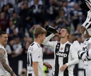 Cristiano Ronaldo de la Juventus festejó la obtención del título de la Serie A tras vencer 2-1 a la Fiorentina, el sábado 20 de abril de 2019. (AP Foto/Luca Bruno)