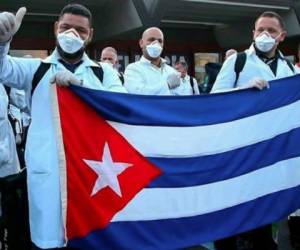 Considerados como unos 'héroes', los galenos cubanos forman parte del programa de misiones médicas cubanas enviadas al extranjero, fundado en la década de 1960. Foto: AFP