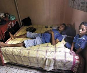 Juan Carlos Elvir Carbajal se salvó de morir y está en proceso de recuperación para luego ser operado, ya que una lancha de la Fuerza Naval de El Salvador le fracturó la pelvis. Su hijo Juan Carlos le acompaña en su lecho de enfermo. (Fotos: Jhonny Magallanes)
