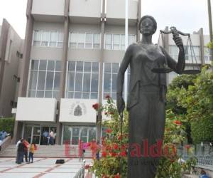 El titular de la Corte Suprema de Justicia (CSJ) explicó que habrá un nuevo edificio en las instalaciones de Tegucigalpa en 2022 y dará solución al problema del parqueo. Foto: El Heraldo