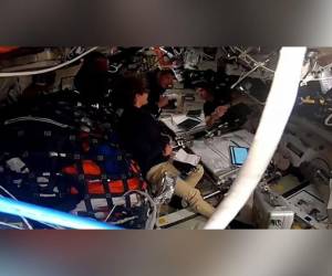 Astronautas de Artemis II bautizan cráter lunar en honor a esposa del comandante.