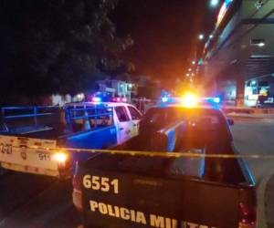 El cuerpo del guardia quedó tendido en la acera del hotel donde laboraba.