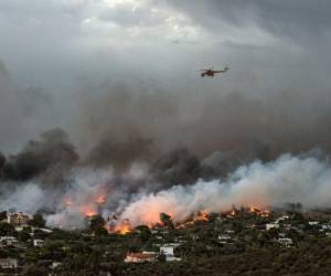 Nueve patrullas costeras, dos navíos militares y 'decenas de barcos privados', ayudados por helicópteros del ejército estaban movilizados para llevar a cabo las evacuaciones en el puerto de Rafina, cerca de Mati, donde residentes y turistas huyeron de las llamas en las playas y en el mar, precisó Tzanakopoulos.