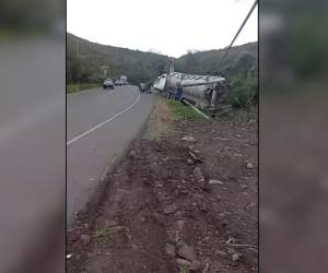 Durante el accidente, el camión embistió un pequeño negocio ubicado a la orilla de la carretera.