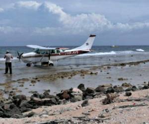 La avioneta privada, que según registros aéreos tiene su hub en Tela, tuvo que realizar un aterrizaje de emergencia sobre el Mar Caribe en Honduras. Foto: El Heraldo.