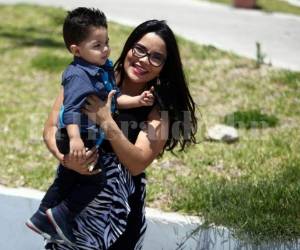 Mateo junto a su madre Ariela Cáceres visitaron la sala de redacción de EL HERALDO. FOTOS: Emilio Flores/EL HERALDO.