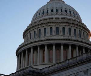 Ante la falta de salarios, muchos funcionarios se han visto obligados a recurrir a donaciones de comida o préstamos de emergencia.