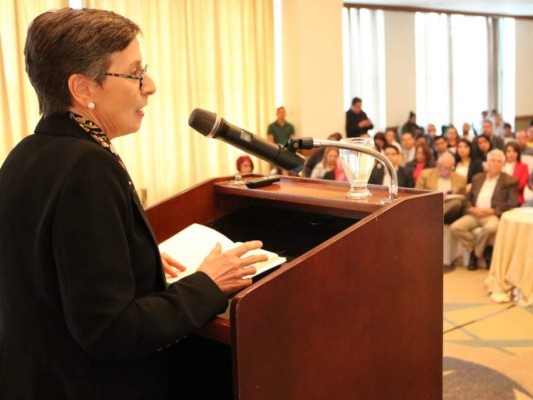 Delia Ferreira Rubio recomendó fortalecer las instituciones.
