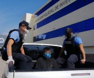 Momento en que el sospechoso llega a la Dirección Policial de Investigaciones (DPI).