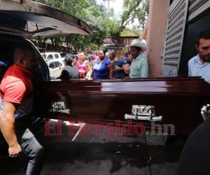 Parientes llegaron a Medicina Forense para retirar el cuerpo de José Manuel Aguilera Cruz; posteriormente fue sacado Kevin Alberto. Fotos: El Heraldo Honduras.