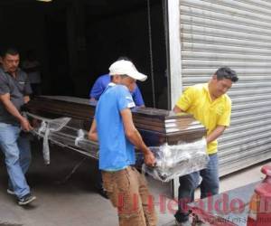 Los familiares de Jenny cargando el ataúd en el que se transporta su cadáver. (Foto: Estalin Irías)