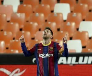 Lionel Messi celebra tras marcar el tercer gol del Barcelona en la victoria 3-2 ante el Valencia por la Liga española, el domingo 2 de mayo de 2021. Foto:AP