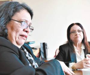 Julieta Castellanos, madre de Rafael Alejandro Vargas, y Aurora de Pineda, madre de Carlos David Pineda, piden que se capture a dos policías que están prófugos por el asesinato de sus hijos.