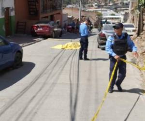 El cuerpo de la víctima quedó tendido en medio de la calle.