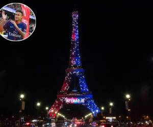 El sábado por la noche la Torre Eiffel fue iluminada con los colores rojo y azul del club parisino, y con el mensaje 'Bienvenido Neymar Jr', escrito en varias lenguas en el primer piso de la torre. Foto: AFP.