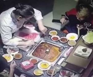 En un video difundido en las redes sociales se observa a la mujer atendiendo a dos clientes. Foto: Captura