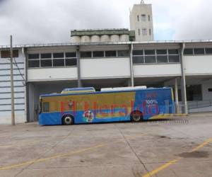 El bus eléctrico se encuentra en un patio taller del Trans-450. La unidad puede recorrer 250 kilómetros con carga de tres horas. Foto: Alex Pérez | EL HERALDO.