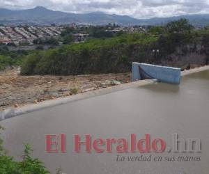 El sistema de presa inflable fue activado desde el pasado sábado. Foto: Alex Pérez / EL HERALDO.