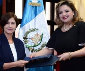 La canciller Sandra Jovel fue la encargada de presentar a la diplomática designada María Teresa Romero. Foto Relaciones Exteriores Guatemala