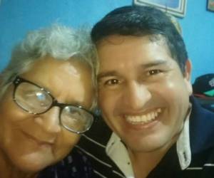 Doñaa Zoila Estela Lanza con su hijo Marlon Andino, quien aprovecha este medio para decirle a su progenitora que 'Mi madre invadio mi alma con su mirada de ternura y en tan sublime acto me mostró el amor de Dios en sus bellos ojos. ¡Te amo mamá!. Foto: Cortesía Marlon Andino.