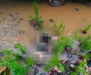 El cuerpo del hombre fue encontrado a la orilla de un río en la montaña de Azacualpa.