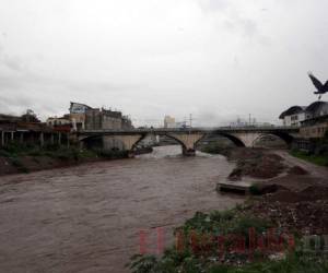Como la humedad del suelo en estos momentos para el Distrito Central y departamentos de Valle y Choluteca es del 100% y en el occidente del país ronda del 75% al 95%, es muy probable que el suelo alcance la saturación y se puedan activar zonas de deslizamientos.