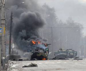 Vehículo blindado de transporte de personal (APC) ruso en llamas durante los combates con las fuerzas armadas ucranianas.