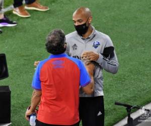 Thierry Henry felicitó a Pedro Troglio por conseguir el pase a semifinales y le deseó mucha suerte en lo que resta del torneo. Foto: Cortesía Olimpia