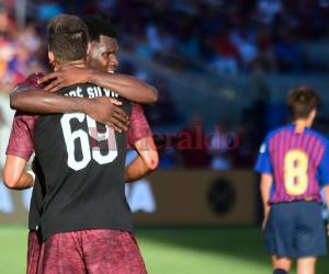 Andre Silva del AC Milan celebra con Franck Kessie, quien asistió al gol de Silva en el tiempo de descuento durante el Campeonato Internacional Cup. Foto AFP