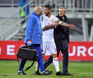 Chelsea's English striker Tammy Abraham (R) celebrates with Chelsea's English midfielder Mason Mount (L) after scoring their third goal during the English Premier League football match between West Bromwich Albion and Chelsea at The Hawthorns stadium in West Bromwich, central England, on September 26, 2020. (Photo by Laurence Griffiths / POOL / AFP) / RESTRICTED TO EDITORIAL USE. No use with unauthorized audio, video, data, fixture lists, club/league logos or 'live' services. Online in-match use limited to 120 images. An additional 40 images may be used in extra time. No video emulation. Social media in-match use limited to 120 images. An additional 40 images may be used in extra time. No use in betting publications, games or single club/league/player publications. /