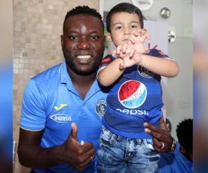 Reinieri Mayorquín posa junto a un pequeño aficionado del Motagua (Foto: Ronal Aceituno/OPSA)