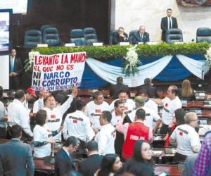 Los diputados de Libre, que el viernes portaban una camiseta con la leyenda “Fuera JOH”, abandonaron el hemiciclo cuando llegaba el presidente Hernández.