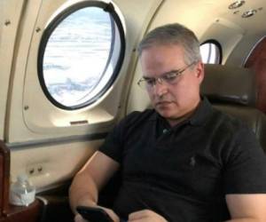 Yani Rosenthal durante el vuelo en el que arribó a Honduras, según fotos que trascienden en redes sociales.