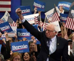 El candidato demócrata a la presidencia de Vermont, el senador Bernie Sanders, llega para hablar en un evento de la Noche de la Primaria en la SNHU Field House en Manchester, New Hampshire, el 11 de febrero de 2020.