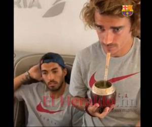 Captura de pantalla del video en el que Griezmann y Luis Suárez comparten de la bebida.