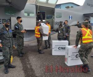 Los listados electorales el miércoles fueron incorporados a las maletas correspondientes a otro grupo de departamentos. Foto: El Heraldo