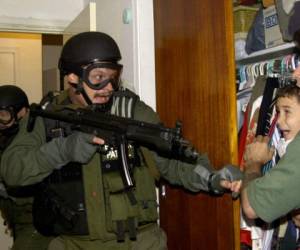 Alan Díaz, fotógrado mexicano de AP, ganó el Pulitzer en 2001 por esta foto en la que federales norteamericanos armados aparecen apoderándose del niño cubano Elián González en la casa de sus familiares de Miami.
