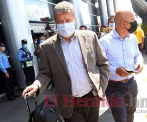 El entrenador de la Selección de Honduras, Hernán 'Bolillo' Gómez al momento de su llegada el jueves a Toncontín. Foto: Alex Pérez/El Heraldo