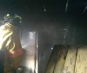 Los bomberos lograron sofocar las llamas que afectaron el interior de la casa en la Villa Nueva.