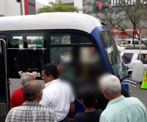 El conductor del bus rapidito quedó sin vida en el interior de la unidad que conducía.