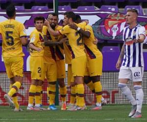 El Barça se coloca a un punto del Real Madrid, que el lunes visitará al Granada (9º). AFP.