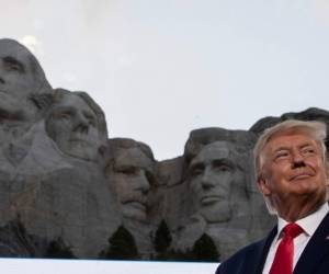 El presidente voló al otro lado del país para reunir a una gran multitud de simpatizantes, la mayoría de ellos sin mascarilla, y todos ellos ignorando los lineamientos que recomiendan no participar en grandes concentraciones. AP.