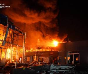 Un nuevo ataque ruso nocturno con drones de larga distancia mató a una persona en un puerto de la región Odesa y alcanzó infraestructura energética en la vecina de Mikoláyiv, según han informado las autoridades ucranianas. Estas son las imágenes del pavoroso ataque ruso.