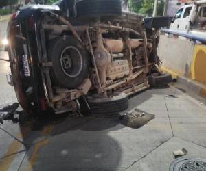 Así quedó el automotor con placas HDF 4695 obstaculizando el paso en medio de la vía.